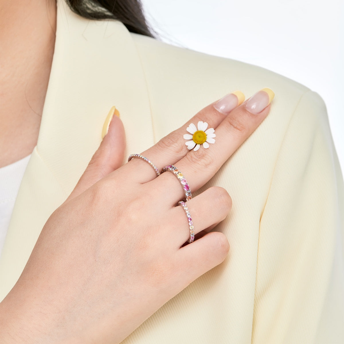 Elegant Vivid Round Cut Daily Ring