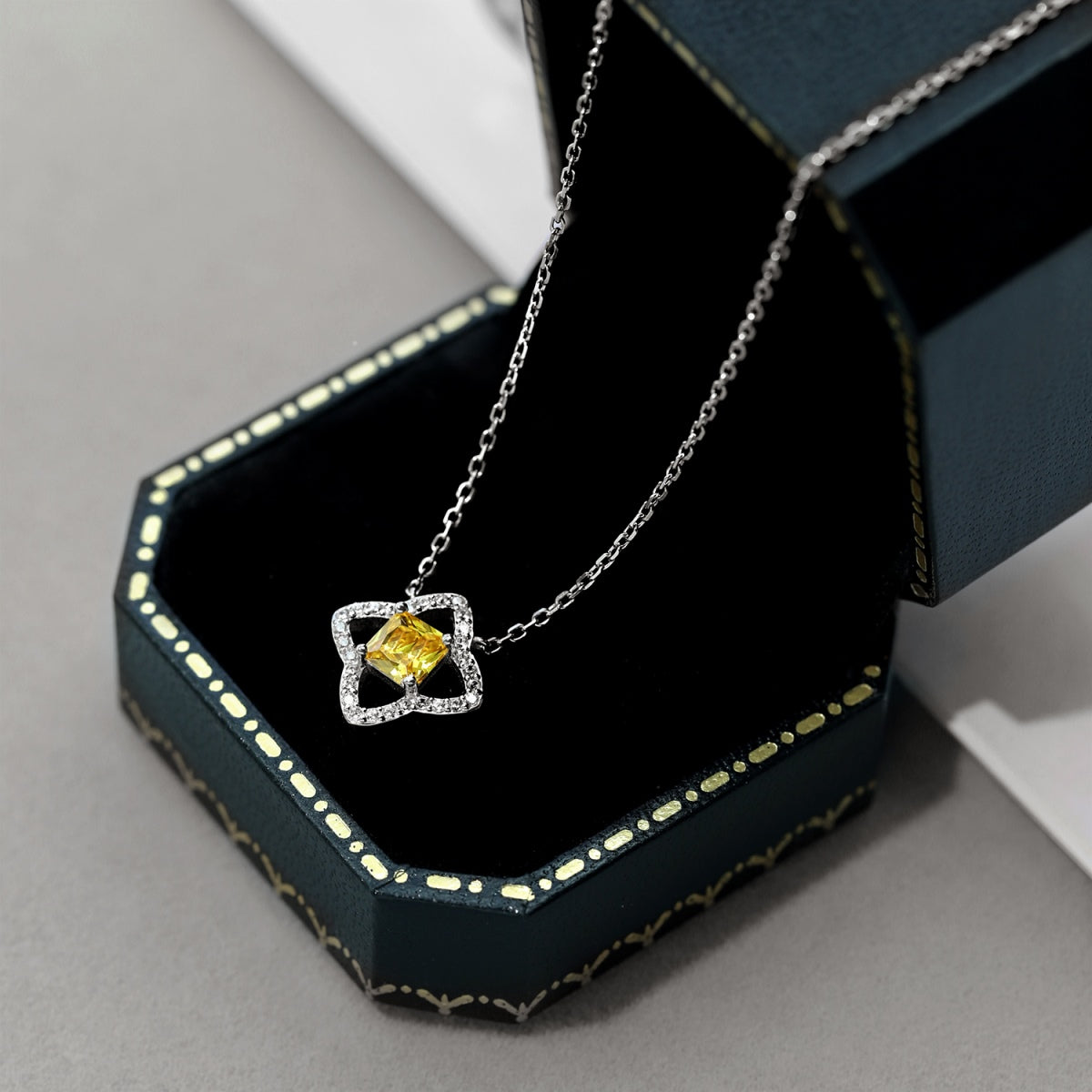 Exquisite Flower Shape Princess Cut Necklace