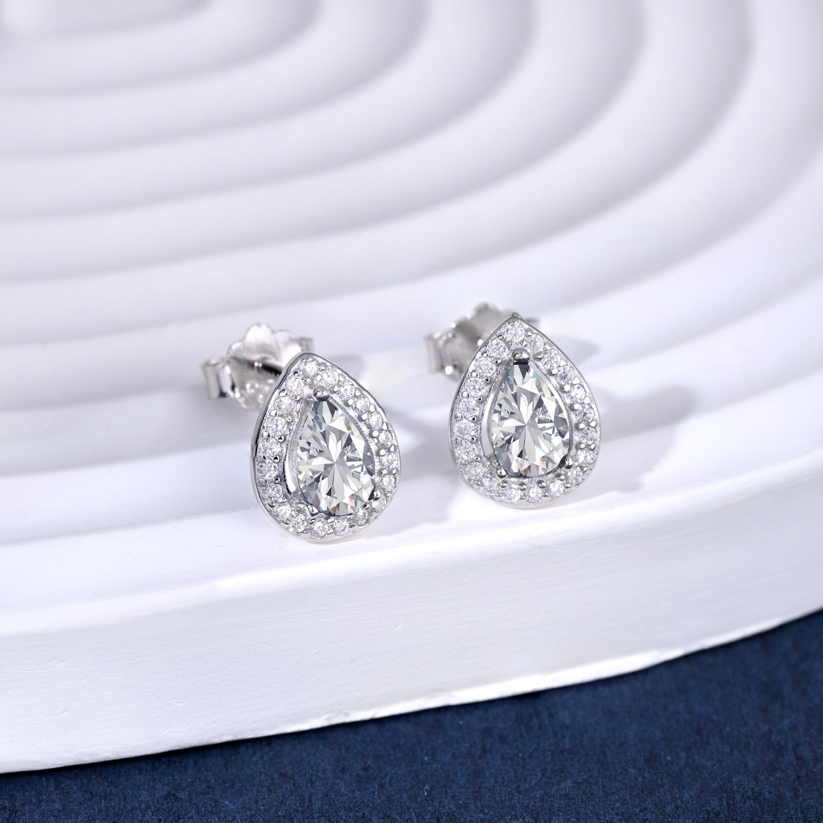 Luxurious Water Drop Shape Earrings