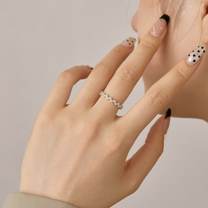 Delicate Enchanting Wave Shape Daily Ring