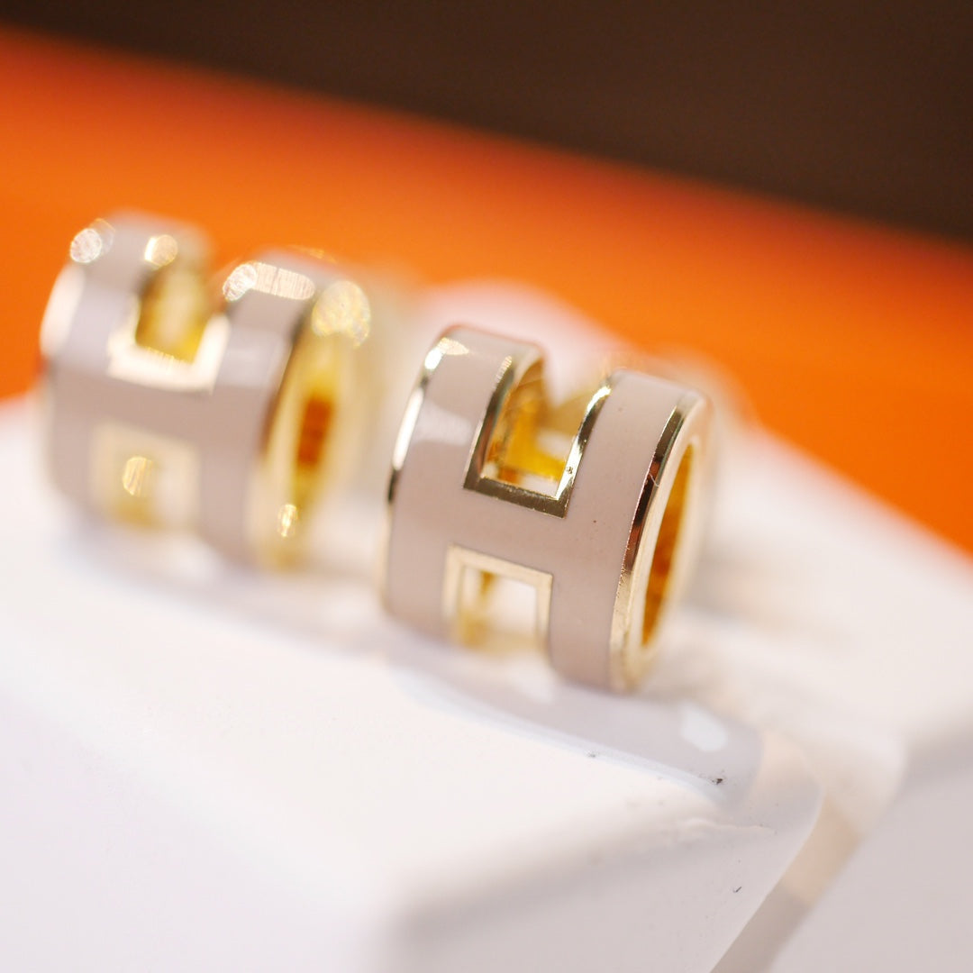 [Topon Jewelry]MINI POP H GOLD EARRINGS GREY