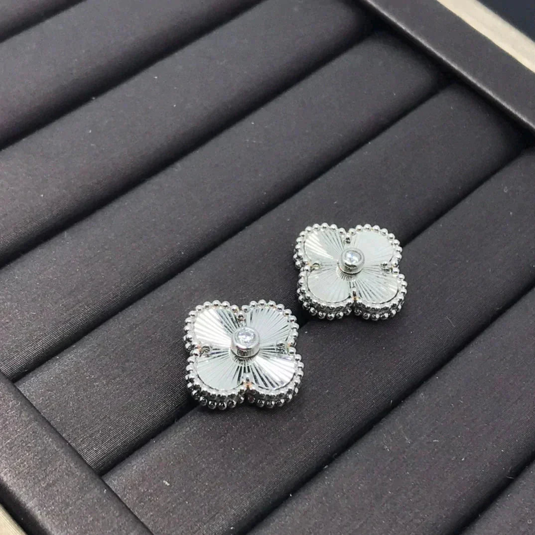 [Topon Jewelry]CLOVER MINI 9.5MM LASER EARRINGS