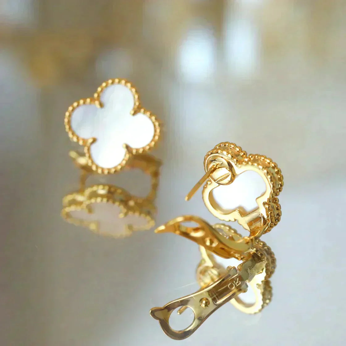 [Topon]CLOVER MEDIUM 1 MOTIFS  WHITE MOP STUD EARRINGS
