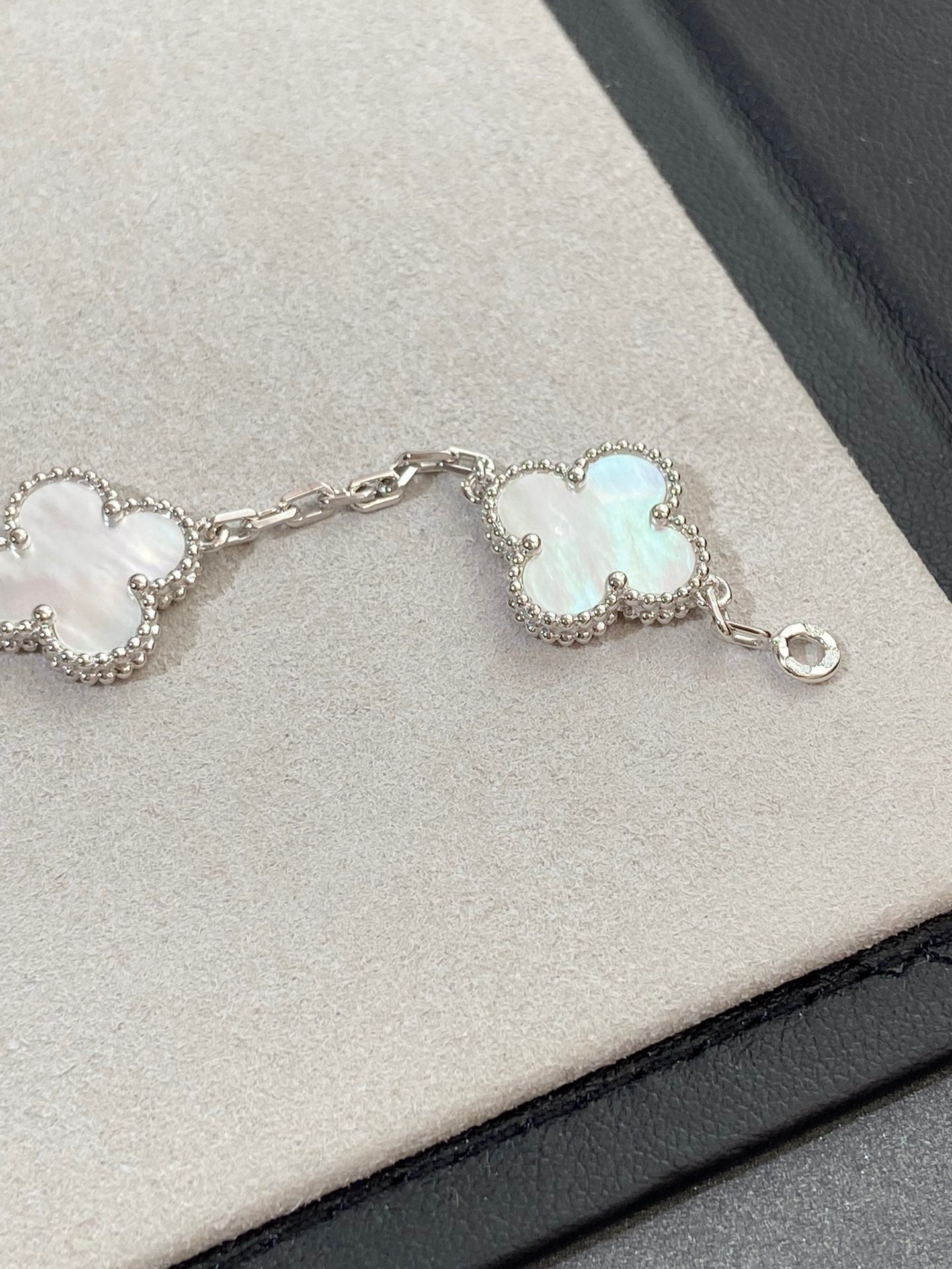 [Topon Jewelry]CLOVER SILVER MOP 5 MOTIF BRACELET