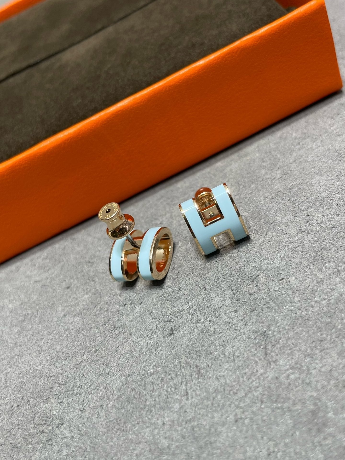 [Topon Jewelry]POP H SKY BLUE STUD EARRINGS