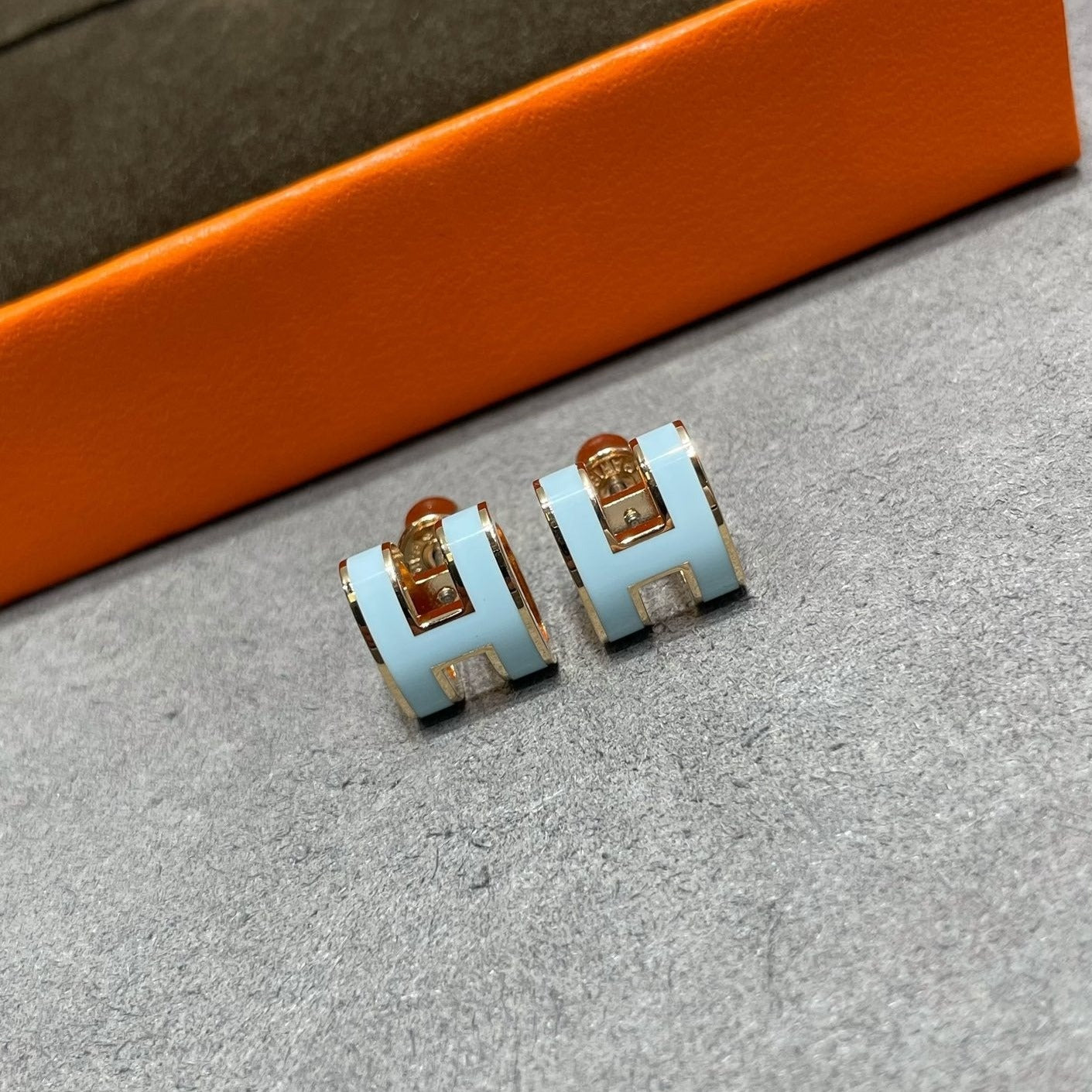 [Topon Jewelry]POP H SKY BLUE STUD EARRINGS