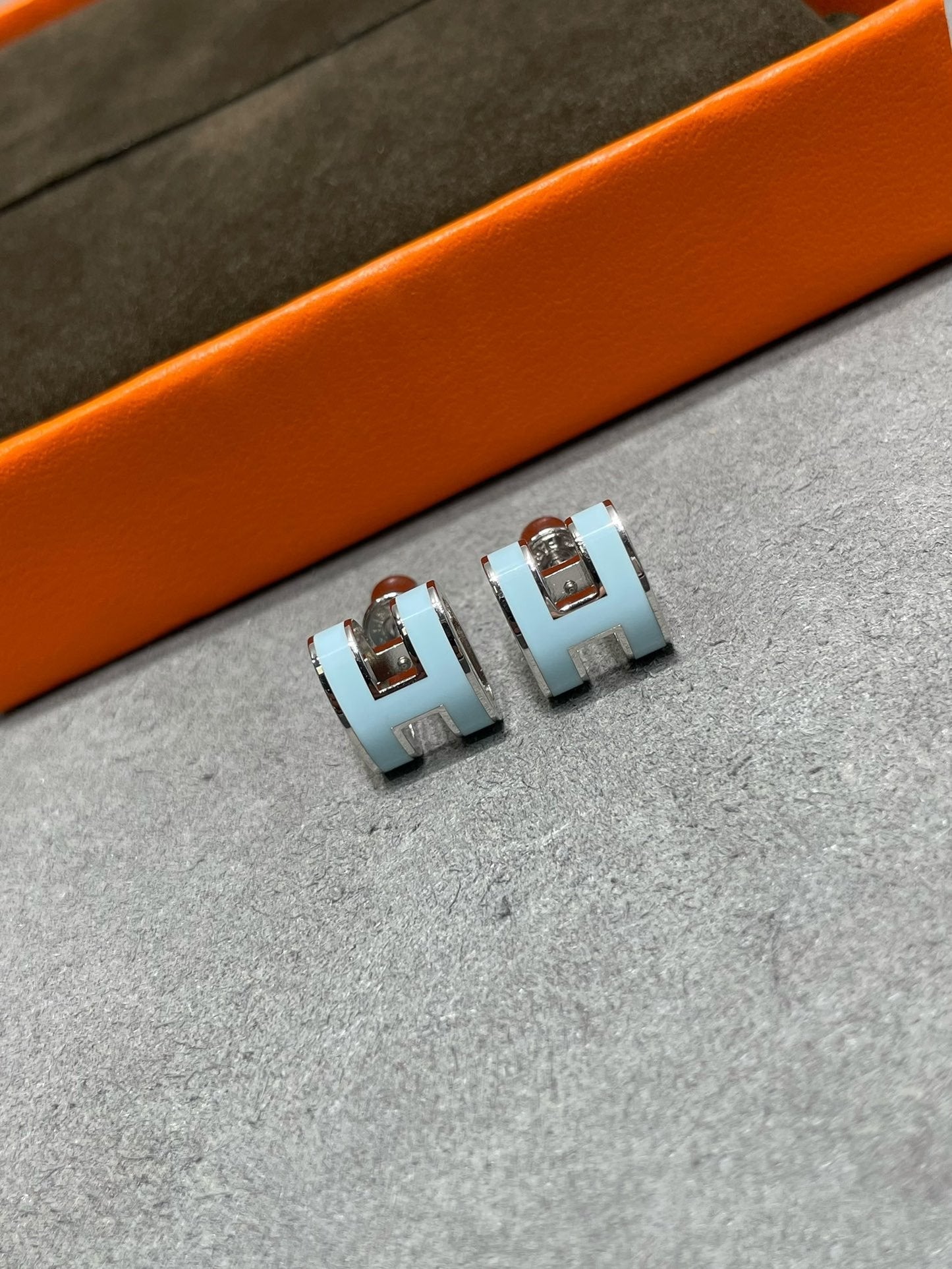 [Topon Jewelry]POP H SKY BLUE STUD EARRINGS