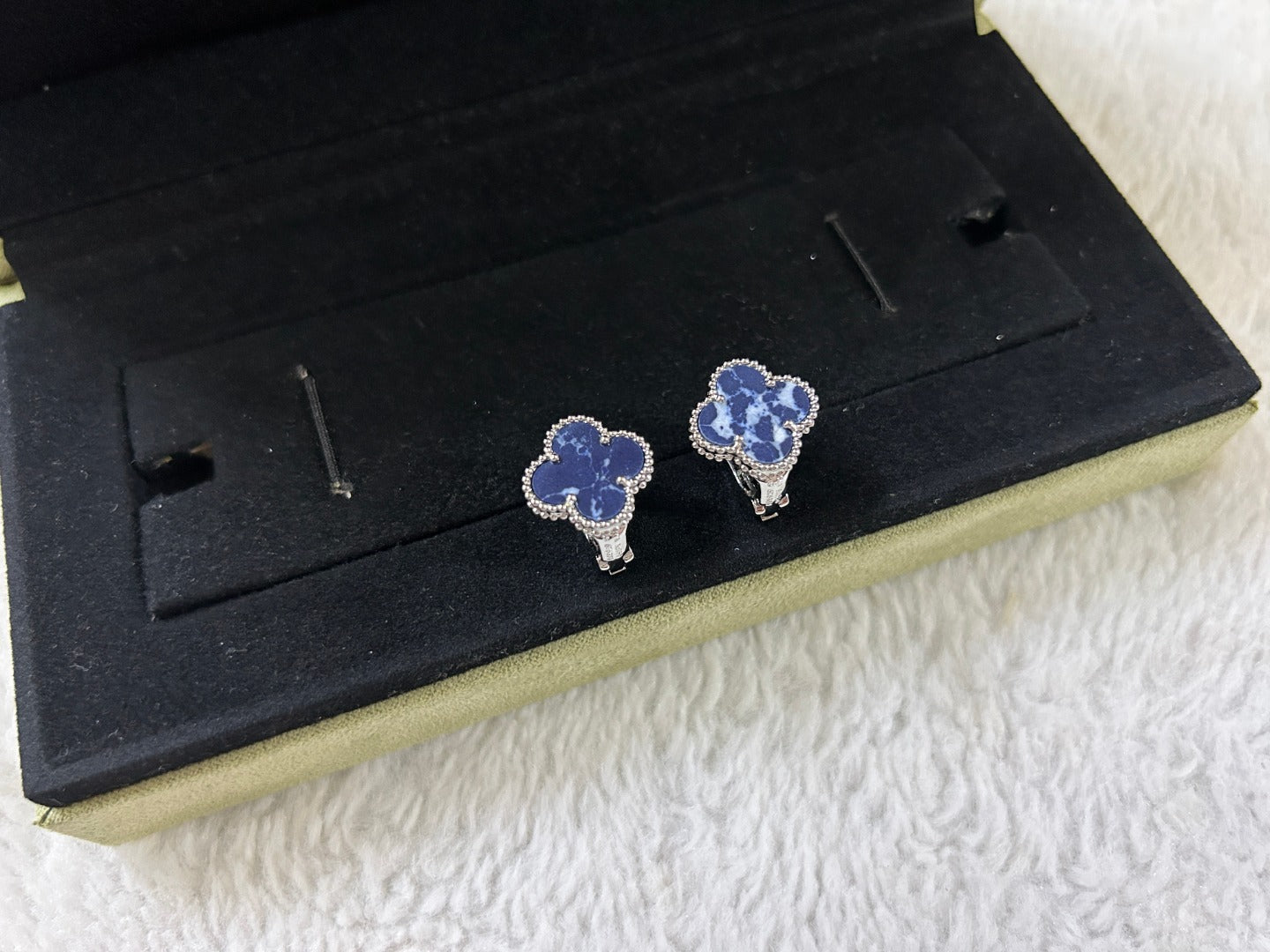 [Topon Jewelry]CLOVER PIETERSITE MEDIUM STUD EARRINGS