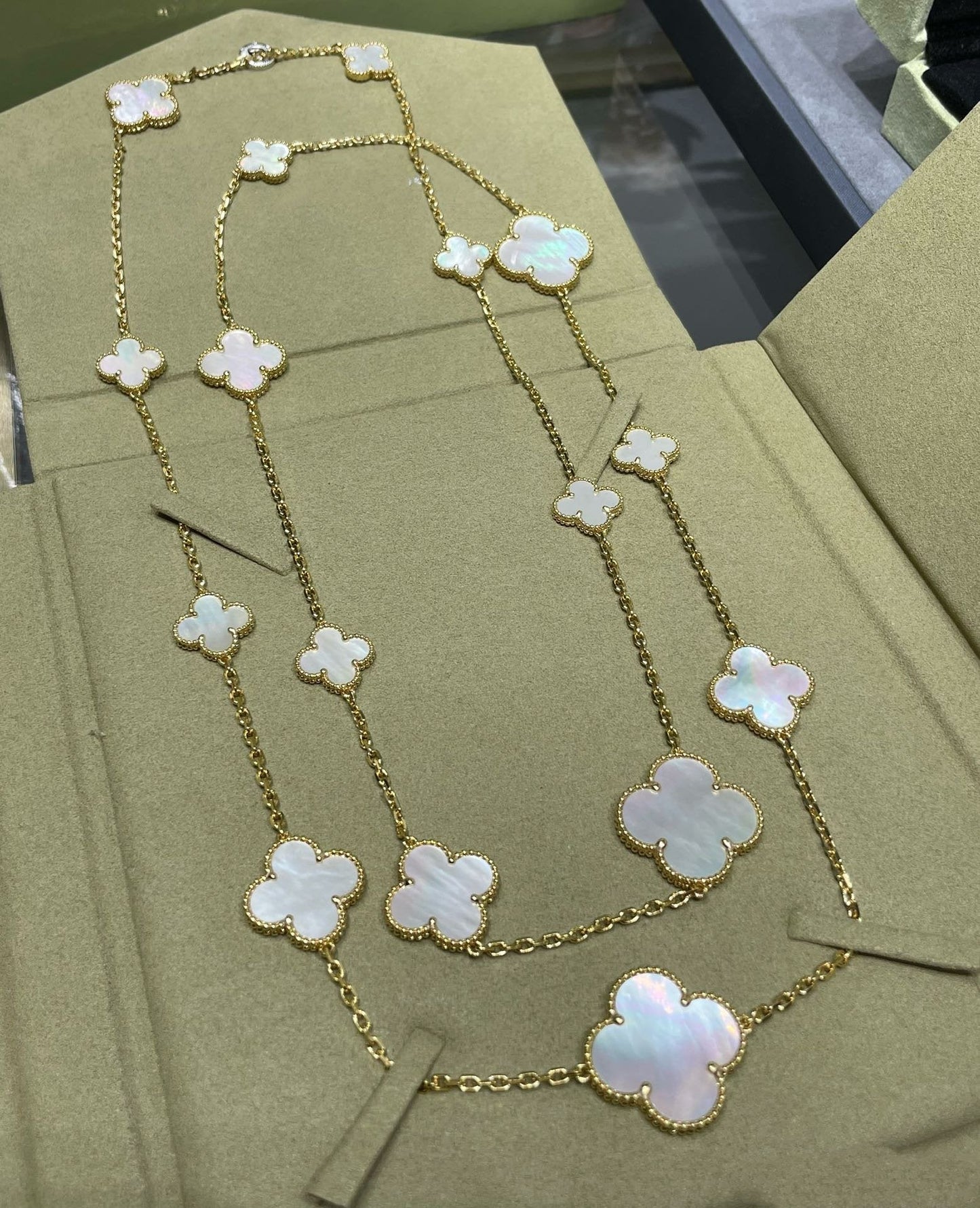 [Topon Jewelry]CLOVER 16 MOTIF WHITE MOP GOLD NECKLACE