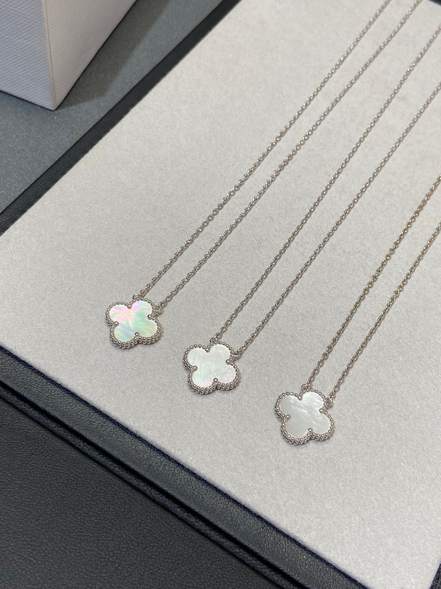 [Topon Jewelry]CLOVER MEDIUM SILVER WHITE MOP NECKLACE