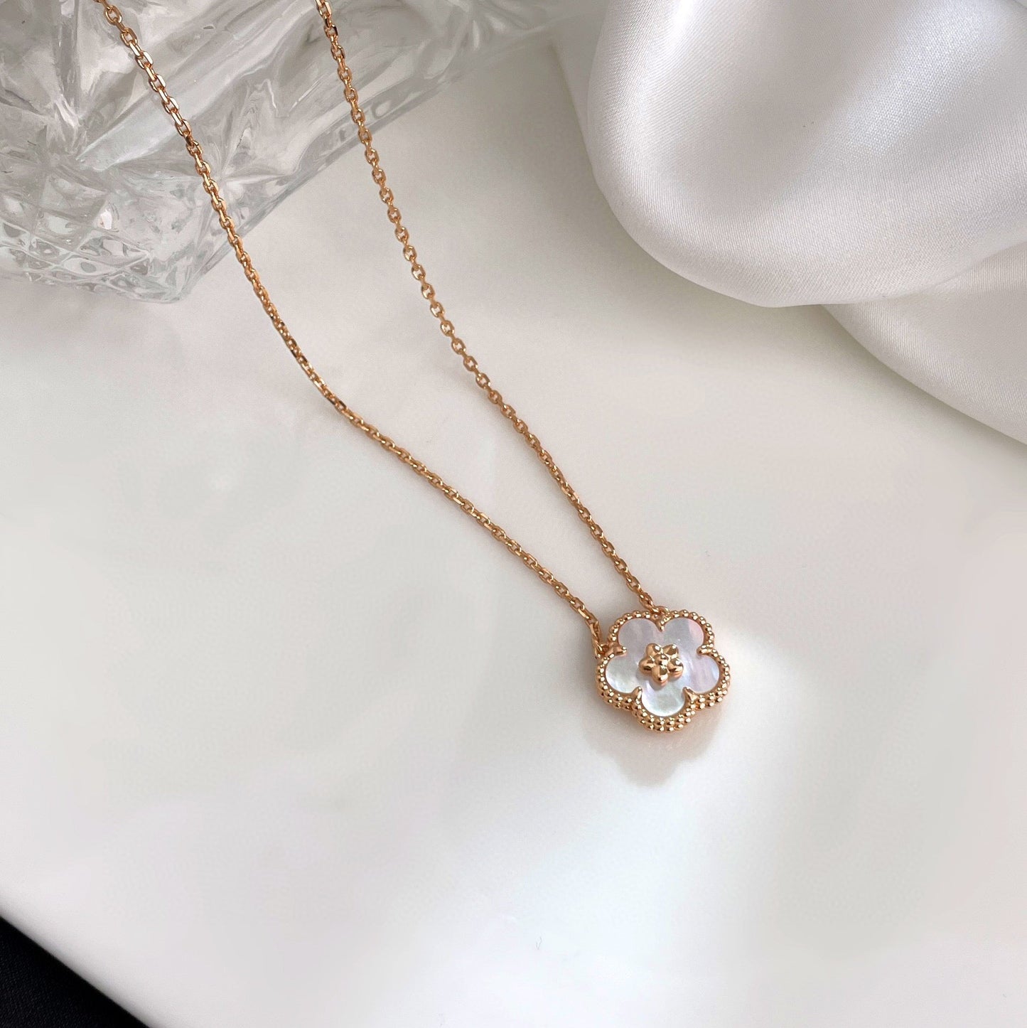 [Topon]LUCKY  WHITE MOP  PLUM BLOSSOM NECKLACE
