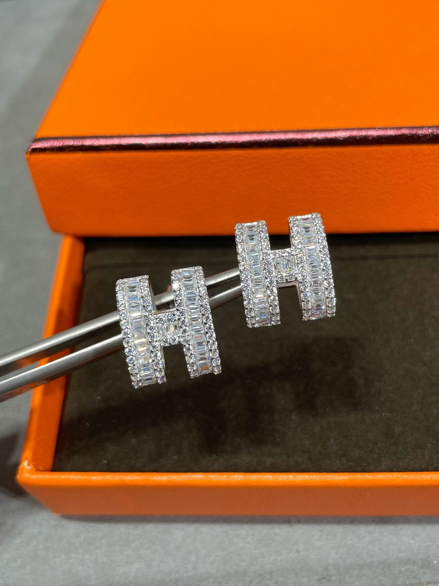 [Topon Jewelry]H STUD EARRINGS WITH SILVER DIAMONDS