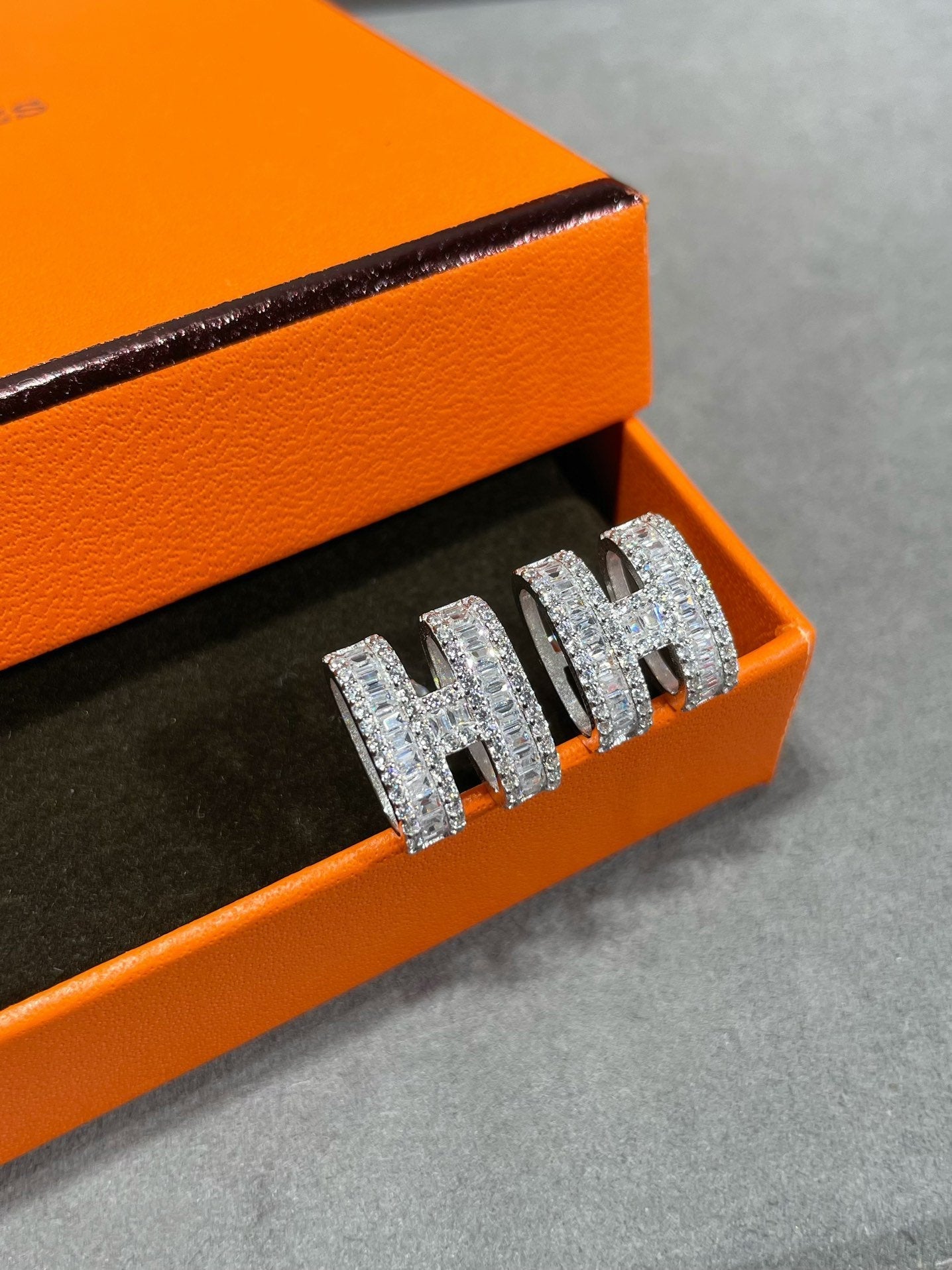 [Topon Jewelry]H STUD EARRINGS WITH SILVER DIAMONDS