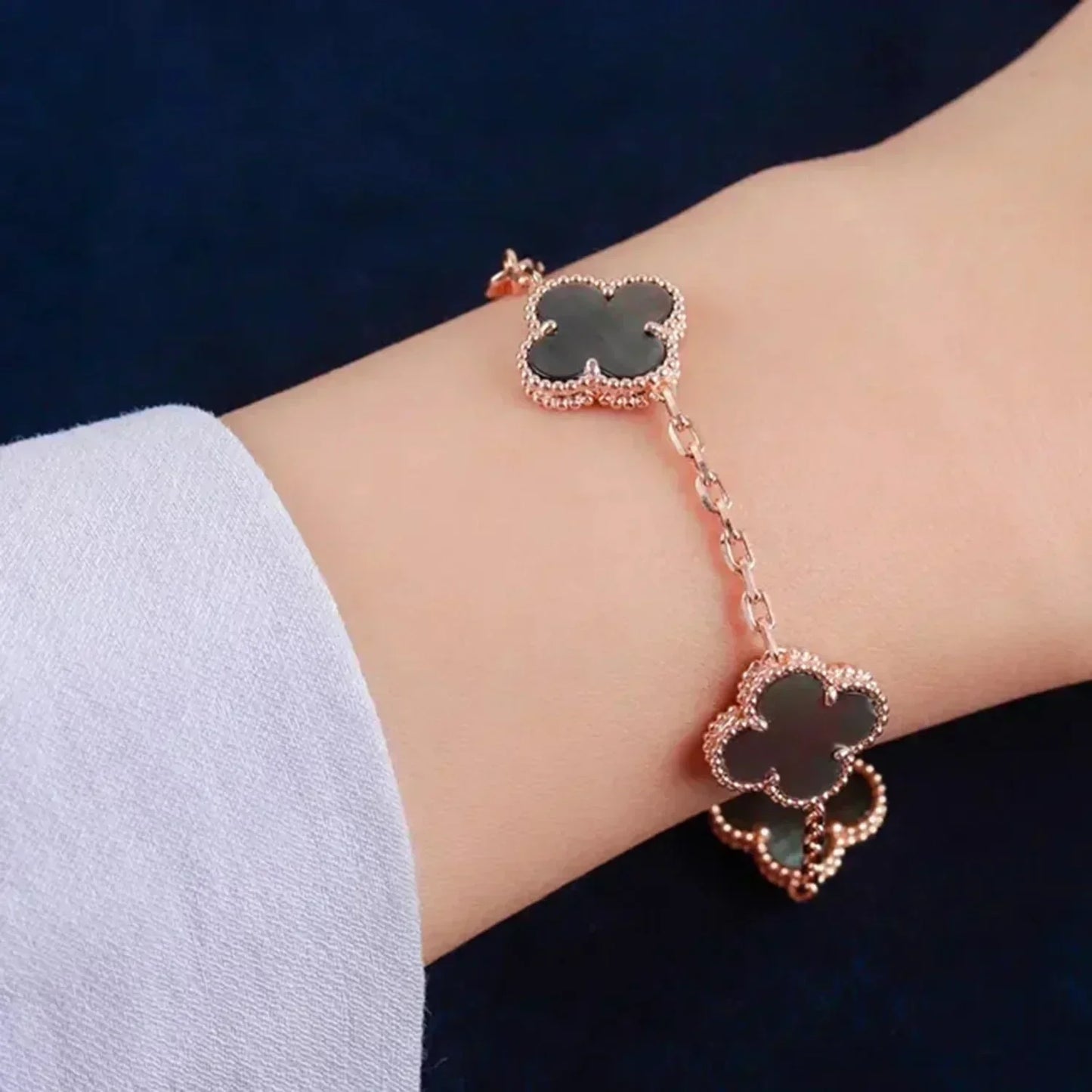 [Topon Jewelry]CLOVER 5 MOTIF GRAY MOP  BRACELET