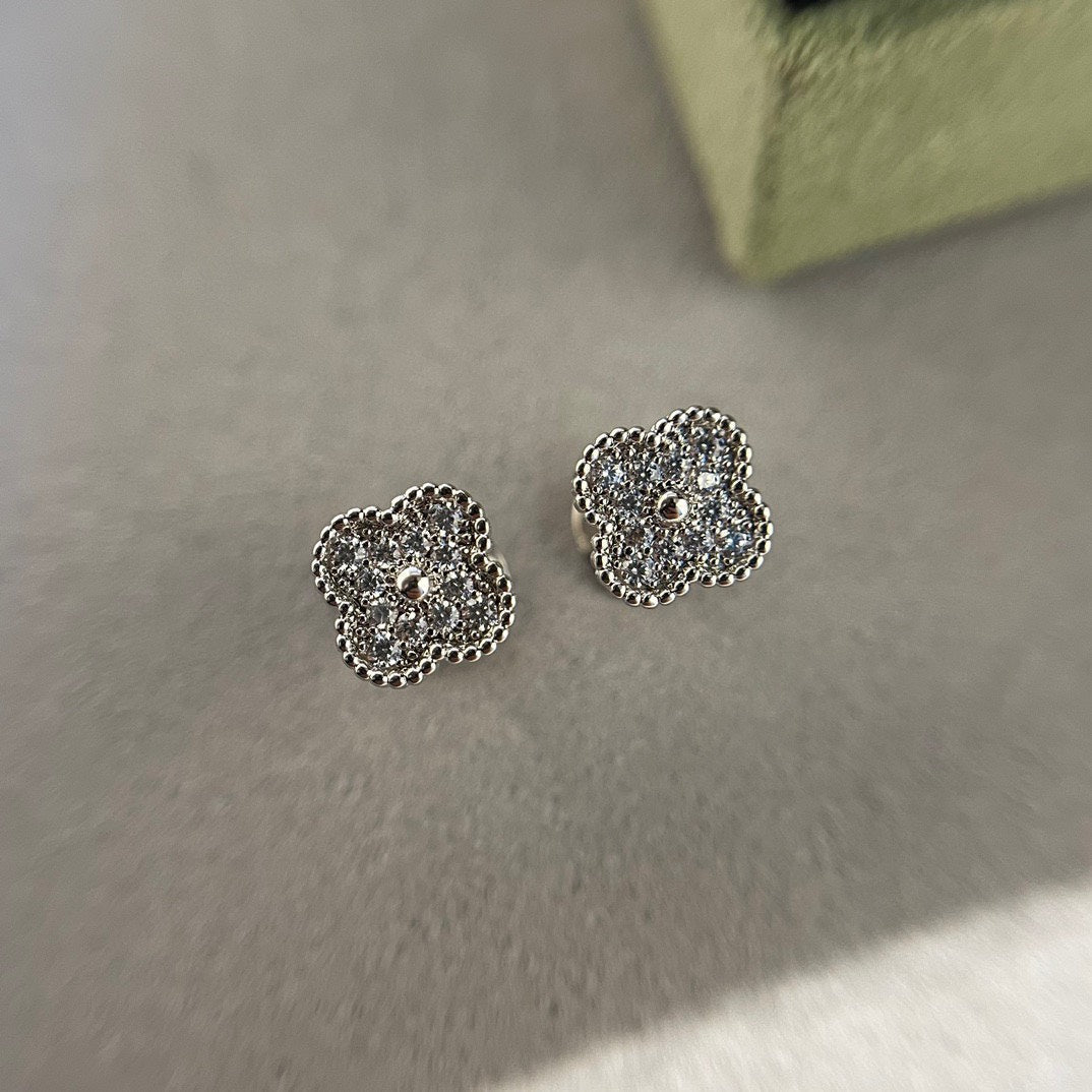 [Topon Jewelry]CLOVER MINI DIAMOND STUD EARRINGS